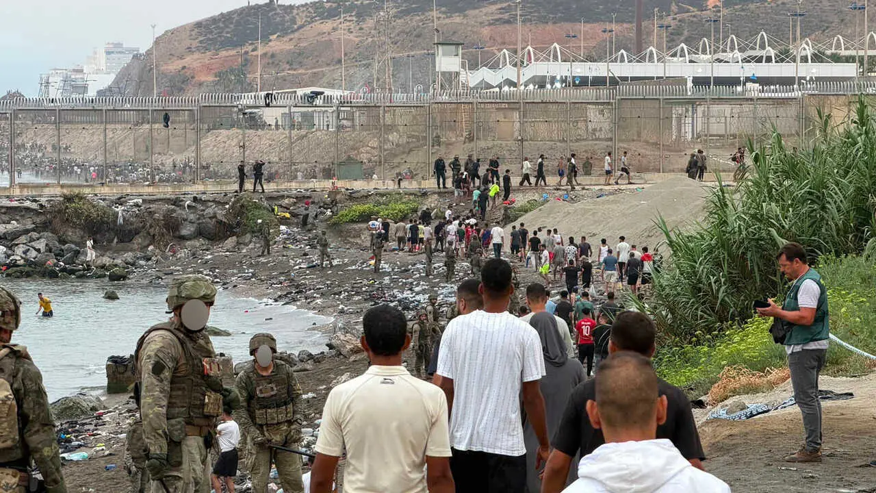 Decenas de migrantes regresan caminando a Marruecos, a 31 de julio de 2026, en Ceuta (Espa&ntilde;a). 