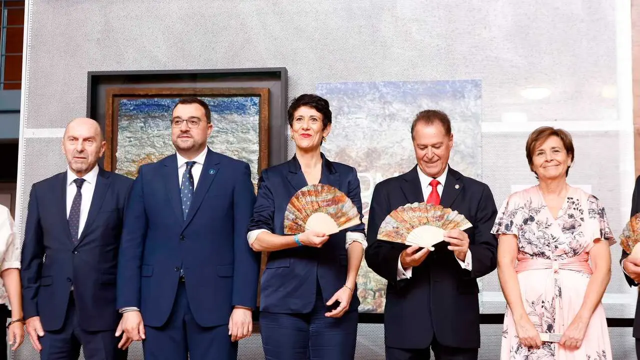 La ministra de Inclusi&oacute;n, Seguridad Social y Migraciones, Elma Saiz, en la inauguraci&oacute;n de la Feria Internacional de Muestras de Asturias (Fidma), en Gij&oacute;n, junto al presidente del Principado de Asturias, Adri&aacute;n Barb&oacute;n, y la alcaldesa, Carmen Moriy&oacute;n.