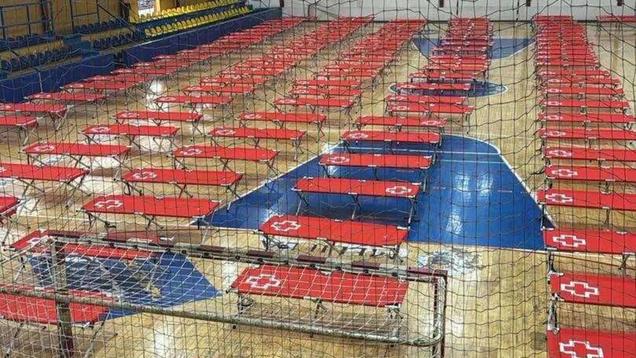 El Gobierno de Melilla ha habilitado un pabelll&oacute;n de deportes para acoger a cientos de marroqu&iacute;es de la OPE atrapados en Melilla por el cierre fronterizo