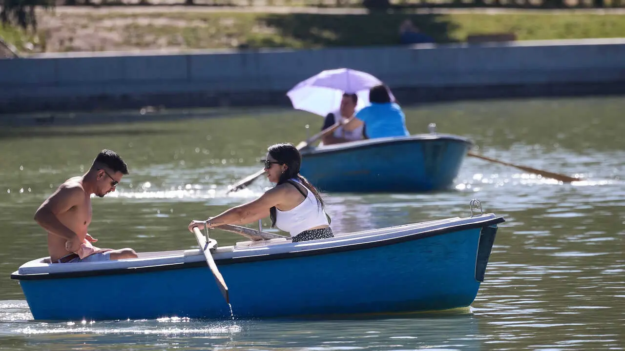 Archivo - Dos personas en una barca del largo del parque de El Retiro 