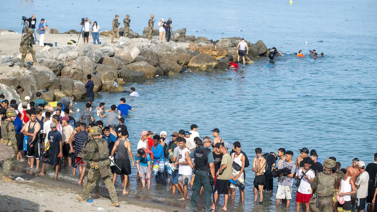 Decenas de migrantes intentan cruzar a Espa&ntilde;a desde Marruecos, a 31 de julio de 2026, en Ceuta (Espa&ntilde;a).