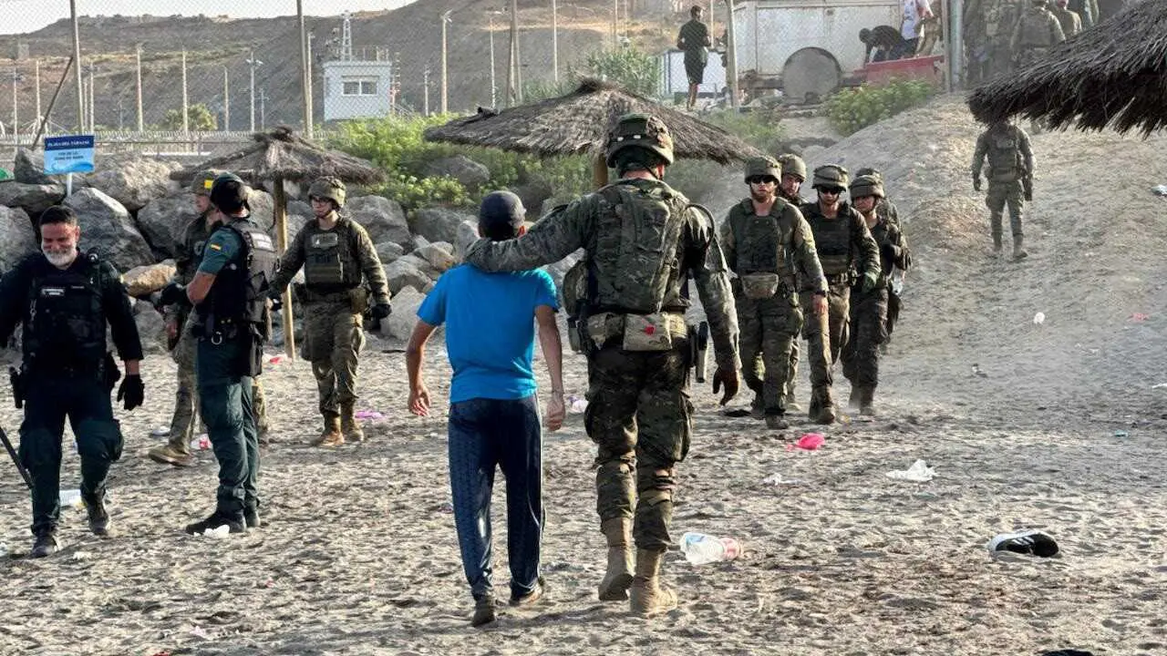 Militares acompa&ntilde;an a migrantes en Ceuta hasta la frontera de El Tarajal