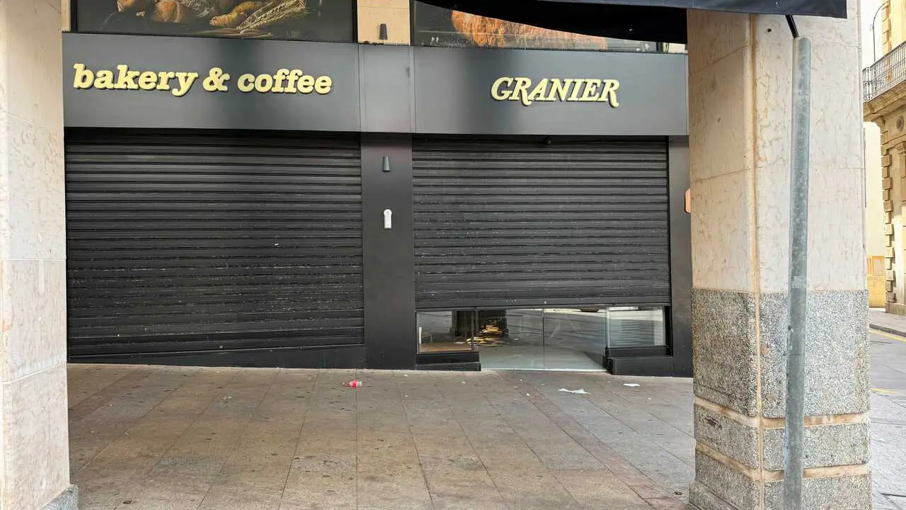 Una cafeter&iacute;a de Ceuta cerrada por la crisis migratoria.