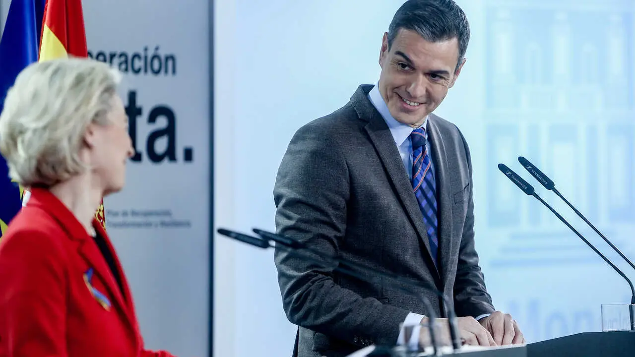 Archivo - La presidenta de la Comisi&oacute;n Europea, Ursula von der Leyen, y el presidente del Gobierno, Pedro S&aacute;nchez, en la rueda de prensa tras su reuni&oacute;n en  La Moncloa,  a 5 de marzo de 2022, en Madrid (Espa&ntilde;a). 