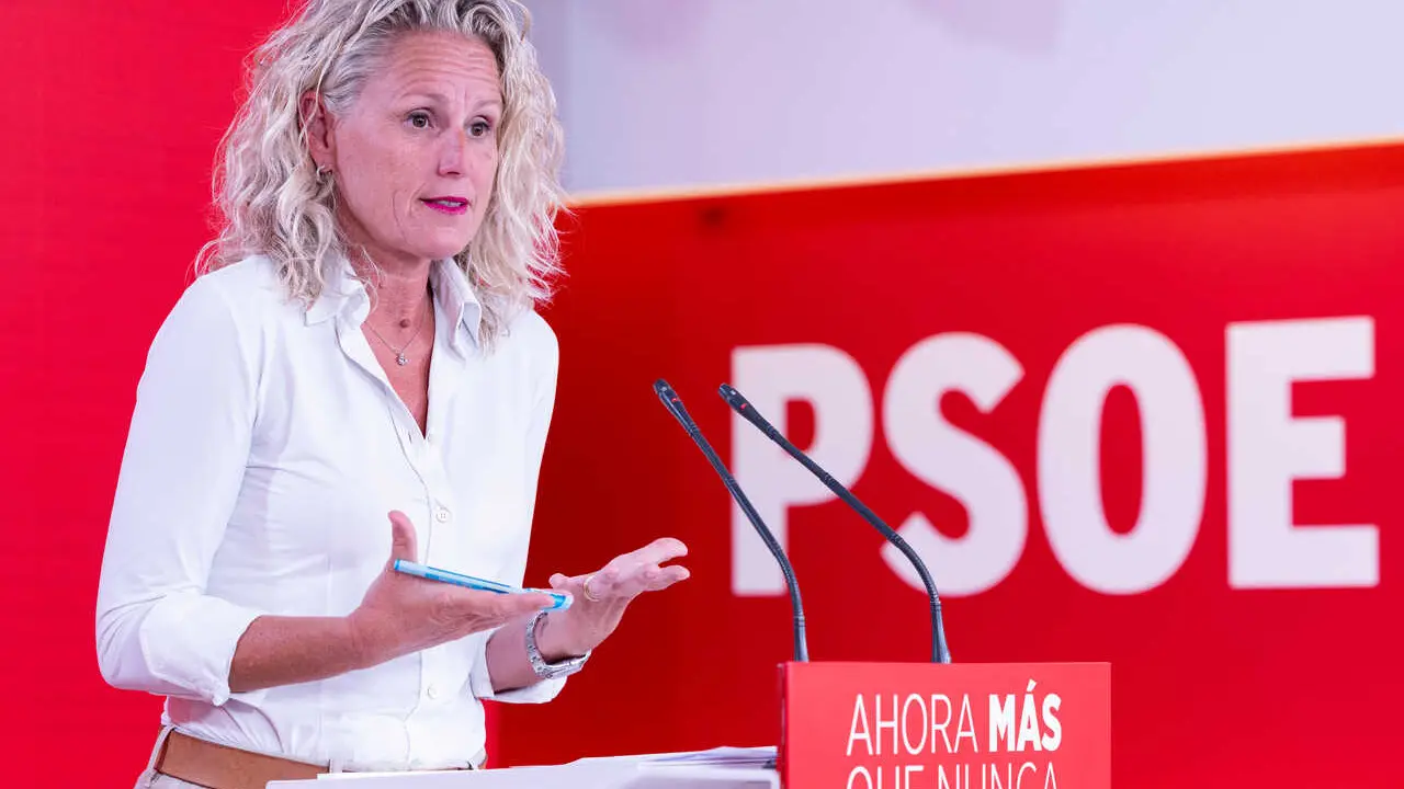 La portavoz de la Ejecutiva Federal del PSOE, Montse M&iacute;nguez, en una rueda de prensa en Ferraz, en Madrid.