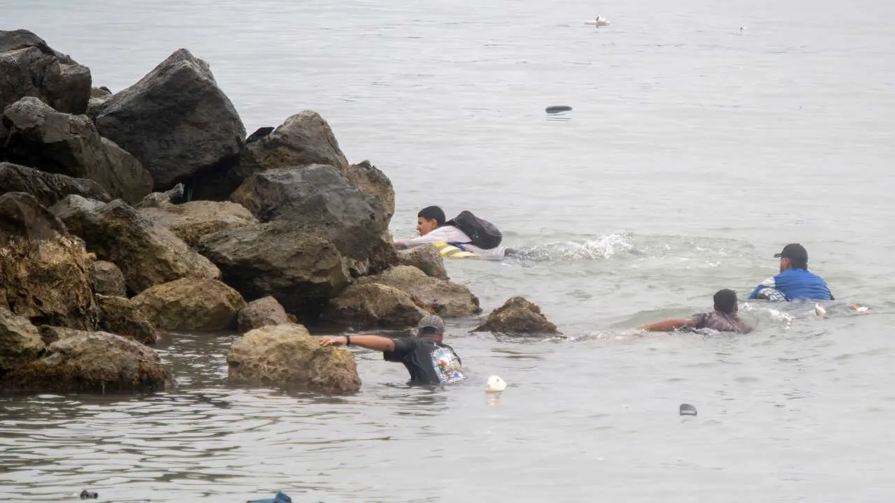Personas intentando cruzar la frontera, a 31 de julio de 2026, en Ceuta (Espa&ntilde;a). 