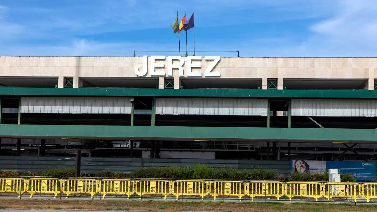 Archivo - Exterior del terminal del aeropuerto de Jerez.