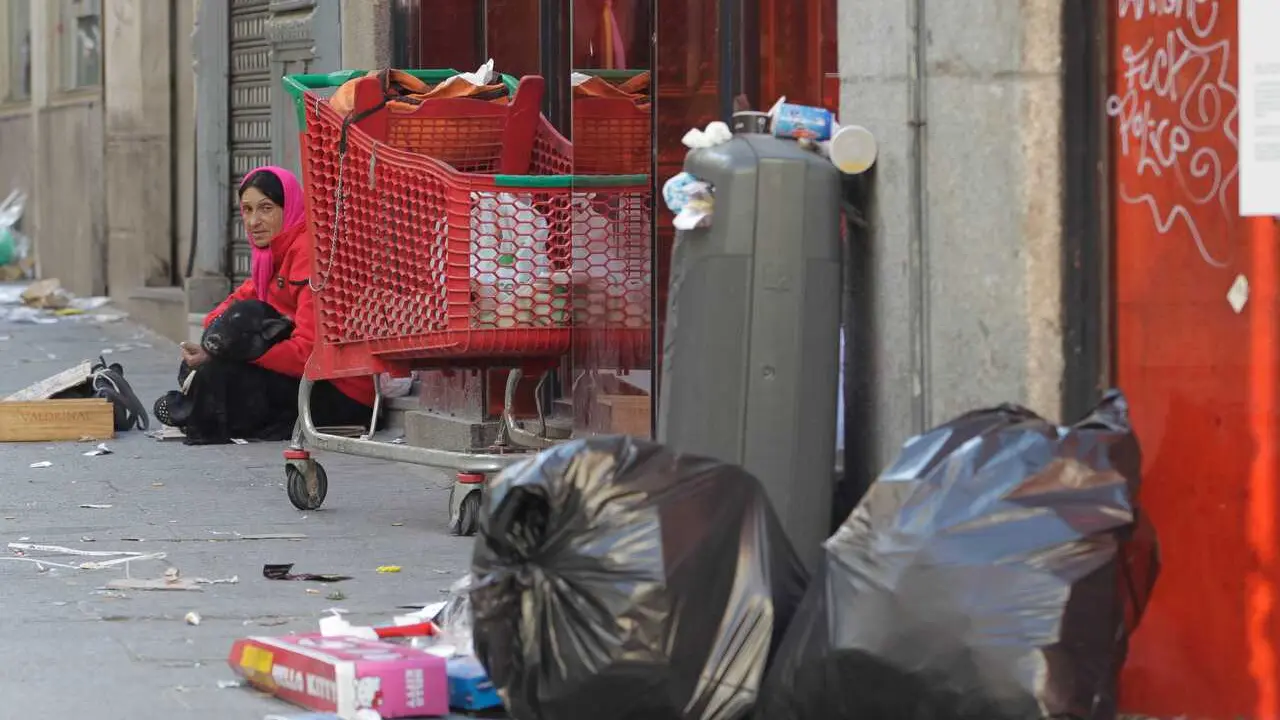 Archivo - Pobreza, pobre, indigente, mendigo, sin techo, persona pidiendo en la calle