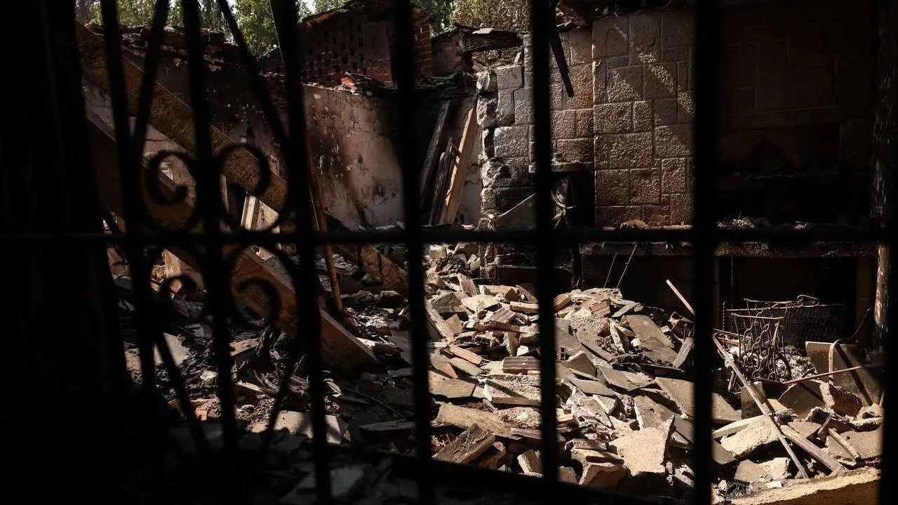 Casa calcinada por el incendio forestal, a 29 de julio de 2026, en Pelayos de la Presa, Madrid (Espa&ntilde;a)