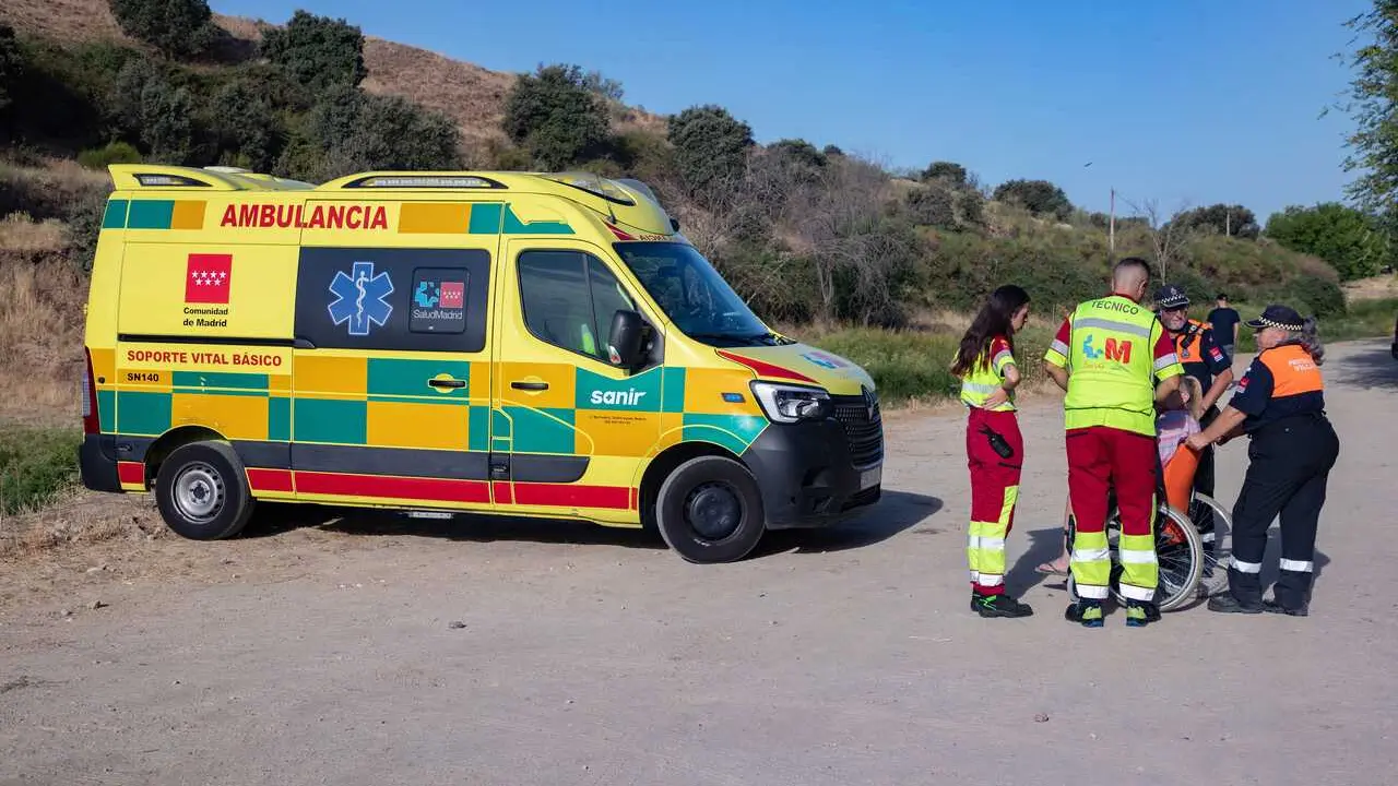 Veh&iacute;culos de los Servicios de Emergencia por el incendio forestal, a 24 de julio de 2026, en Villamanta, Madrid (Espa&ntilde;a).