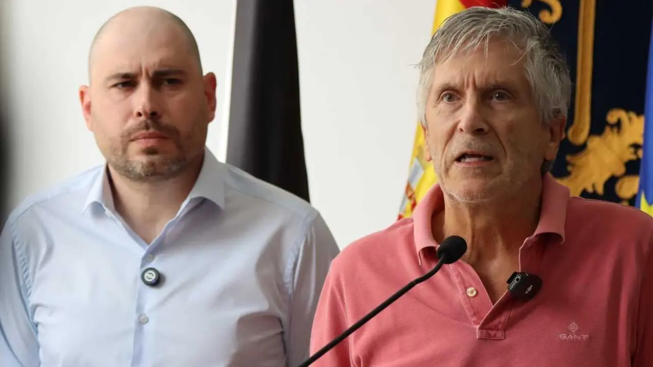 El ministro del Interior, Fernando Grande-Marlaska, junto al delegado del Gobierno en Ceuta, Miguel &Aacute;ngel P&eacute;rez Triano, durante una rueda de prensa en Ceuta a 1 de agosto de 2026.