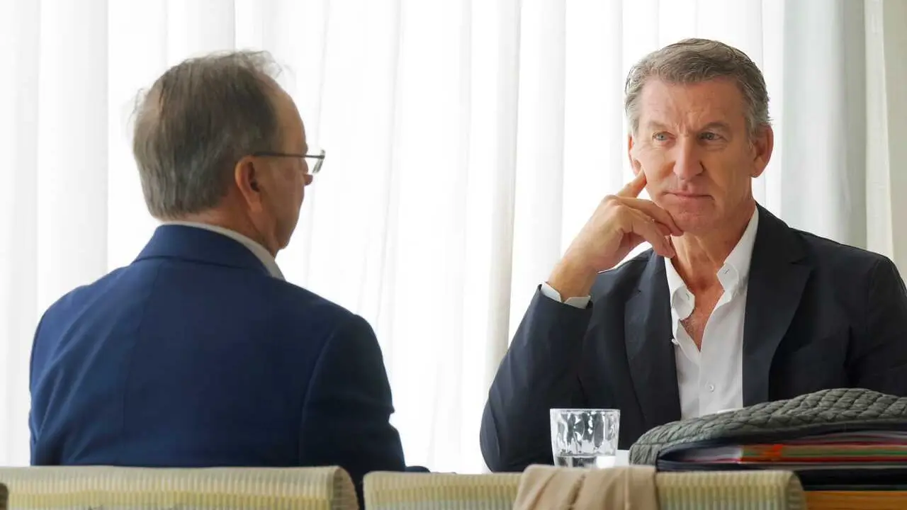El presidente del PP, Alberto N&uacute;&eacute;z Feij&oacute;o, junto a Juan Jes&uacute;s Vivas, presidente de Ceuta, a 1 de agosto de 2026, en Ceuta (Espa&ntilde;a). Foto: Tarek