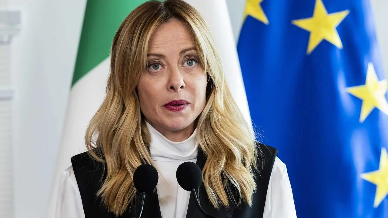 Archivo - La primera ministra de Italia, Giorgia Meloni, ofrece una rueda de prensa conjunta con el presidente de Kenia, William Ruto, tras su reuni&oacute;n en el Palacio Chigi