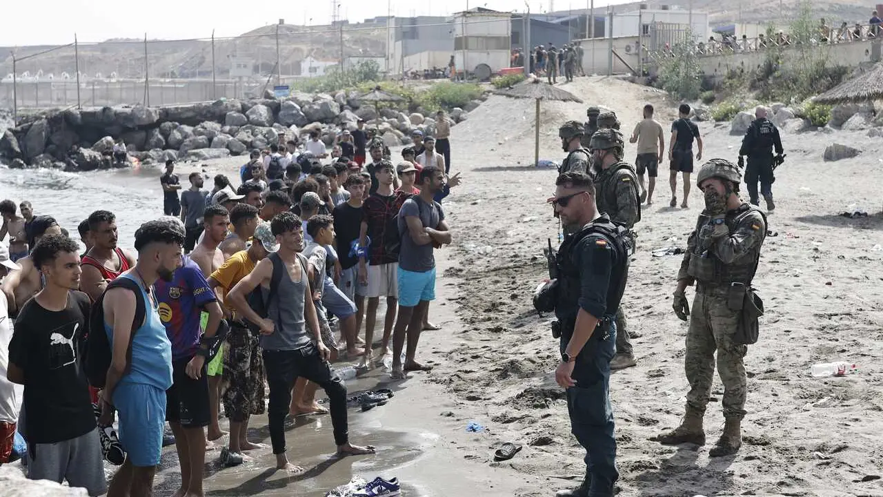Decenas de personas intentando cruzar la frontera, a 31 de julio de 2026, en Ceuta (Espa&ntilde;a).