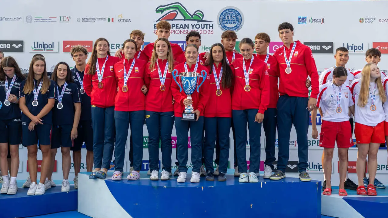 Los integrantes de la Selecci&oacute;n Espa&ntilde;ola Junior posan con el trofeo de campeones de Europa tras conquistar 22 medallas y tres t&iacute;tulos por equipos en el Europeo de Salvamento y Socorrismo disputado en Roma.