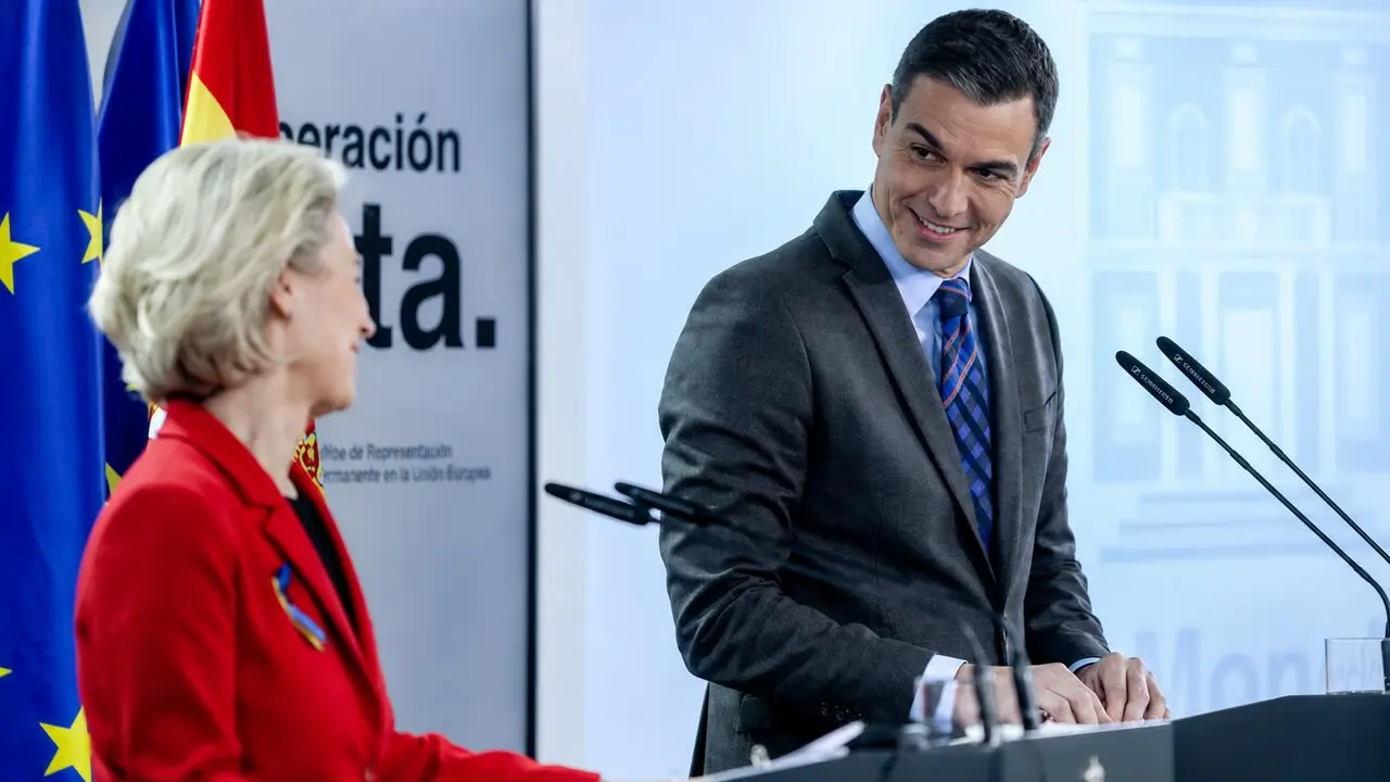 La presidenta de la Comisi&oacute;n Europea, Ursula von der Leyen, y el presidente del Gobierno, Pedro S&aacute;nchez, durante una rueda de prensa celebrada en el Palacio de La Moncloa, en Madrid. Foto: Ricardo Rubio