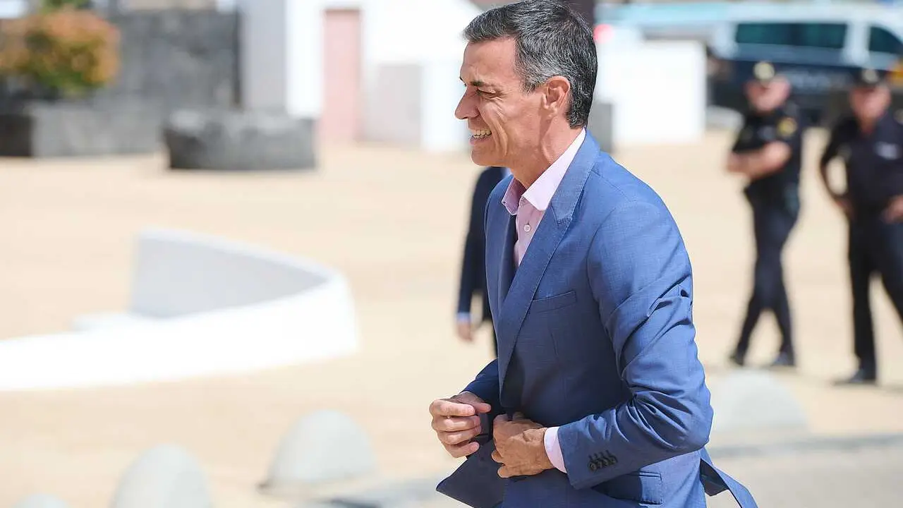 Archivo - El presidente del Gobierno de Espa&ntilde;a, Pedro S&aacute;nchez, a su llegada a una reuni&oacute;n, en el Cabildo de Lanzarote, a 18 de agosto de 2025, en Lanzarote, Canarias (Espa&ntilde;a). La reuni&oacute;n ha tenido lugar, aprovechando la estancia veraniega de S&aacute;nchez en la