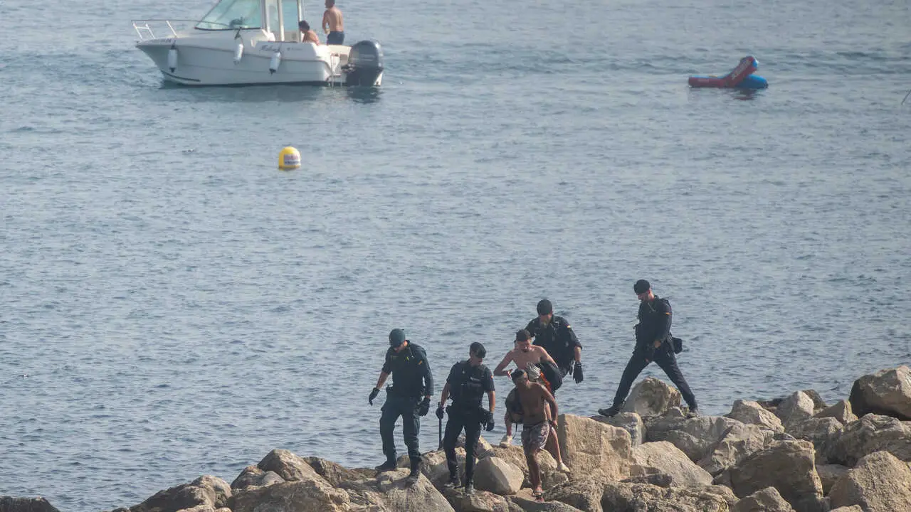 Agentes de la Guardia Civil controlan la frontera, a 1 de agosto de 2026, en Ceuta (Espa&ntilde;a). Tras la crisis migratoria desatada el pasado jueves 30 de julio, el flujo de personas cruzando a nado desde Marruecos a Ceuta ha finalmente cesado durante la ma&ntilde;a