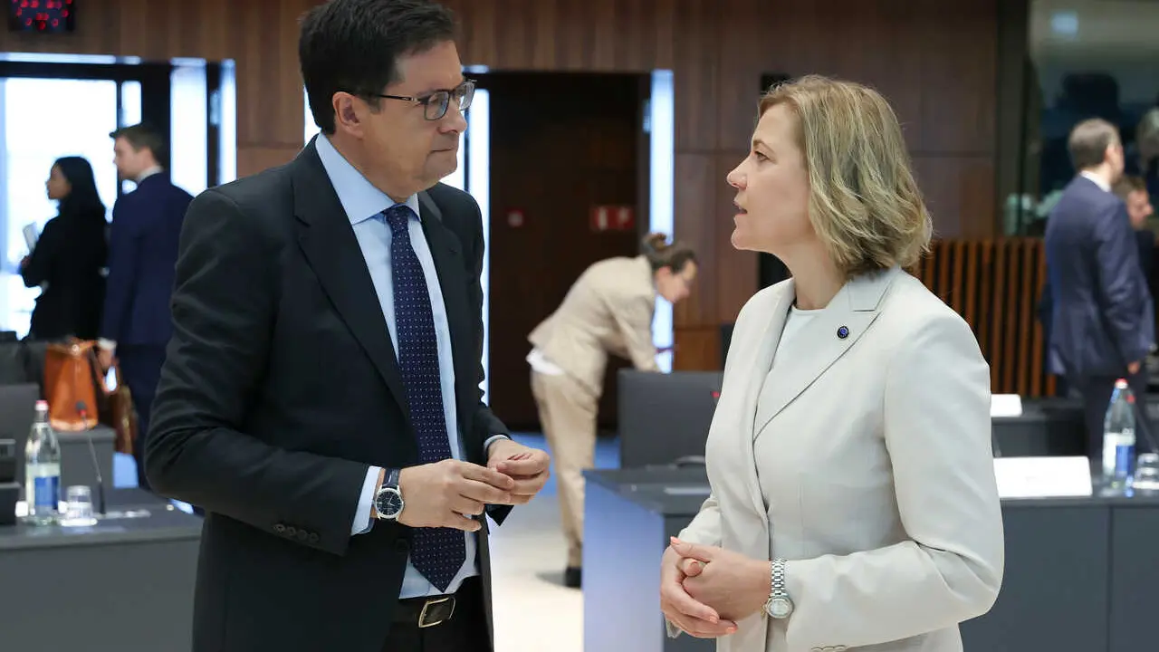 Archivo - El ministro para la Transici&oacute;n Digital y Funci&oacute;n P&uacute;blica, &Oacute;scar L&oacute;pez charla con la vicepresidenta de Soberan&iacute;a TEcnol&oacute;gica, Seguridad y Democracia, Henna Virkkunen, en los m&aacute;rgenes de una reuni&oacute;n de ministros de la UE en Luxemburgo.
