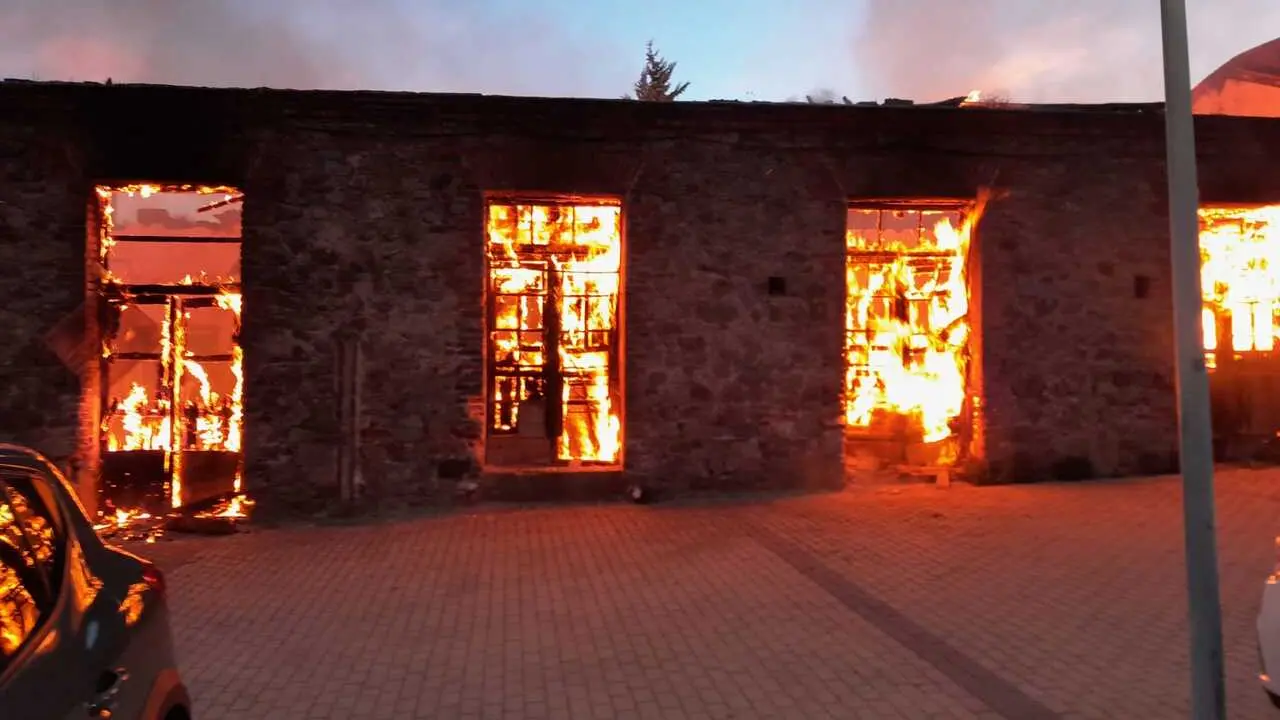 Incendio de una antigua f&aacute;brica de harinas en Plasencia