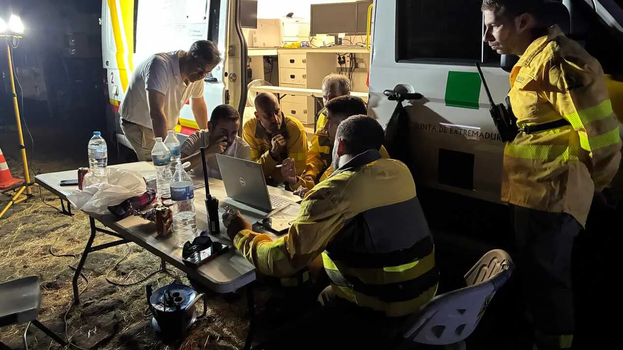 Trabajadores del Infoex en un incendio