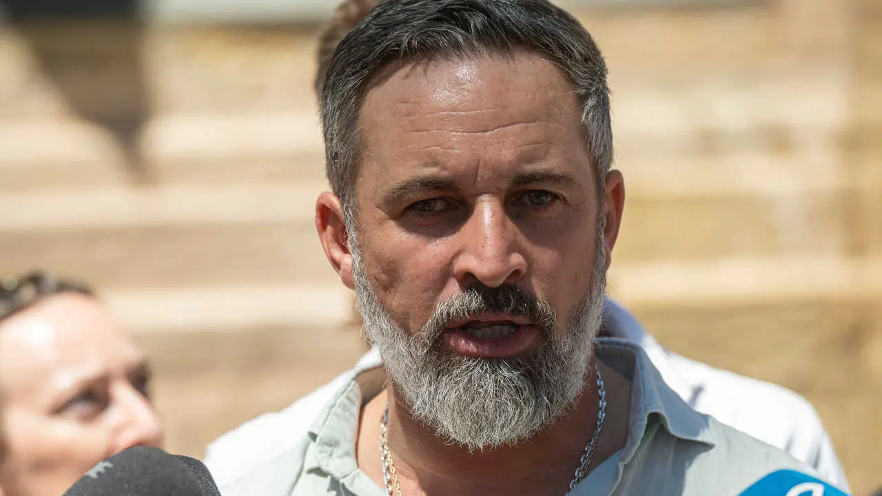 El presidente de VOX, Santiago Abascal, atiende a los medios, en la plaza de &Aacute;frica, a 2 de agosto de 2026, en Ceuta (Espa&ntilde;a). El presidente de VOX se encuentra en Ceuta para abordar las consecuencias de la crisis migratoria.