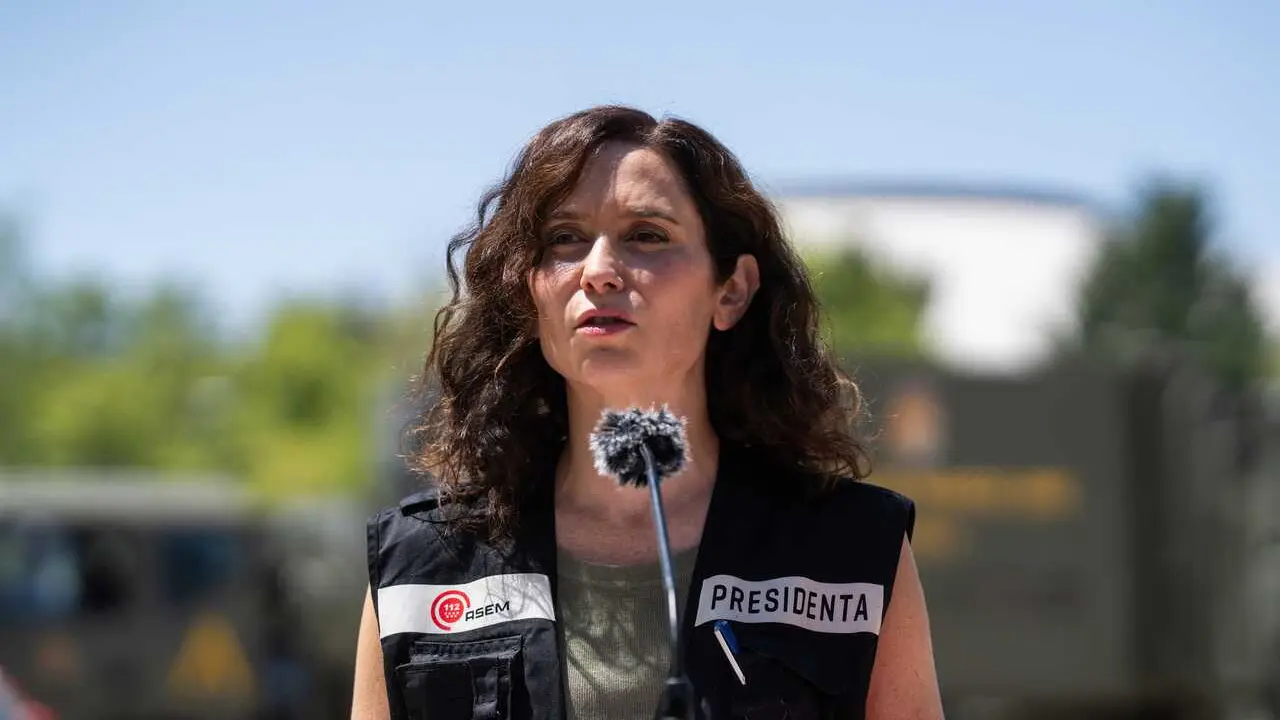 La presidenta de la Comunidad de Madrid, Isabel D&iacute;az Ayuso, ofrece declaraciones a los medios, en el Puesto de Mando Avanzado (PMA) de Navalcarnero, a 27 de julio de 2026, en Navalcarnero, Madrid (Espa&ntilde;a)