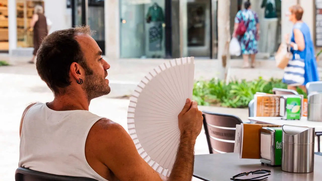 Jornada de intenso calor con m&aacute;ximas de 44&ordm;C en Almer&iacute;a. A 24 de julio de 2026 en Almer&iacute;a (Andaluc&iacute;a, Espa&ntilde;a).