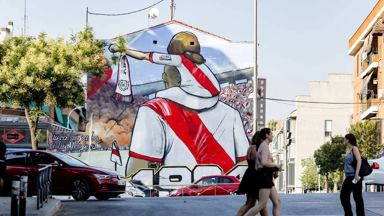Grafitti frente al Estadio de Vallecas, a 29 de julio de 2026, en Madrid (Espa&ntilde;a).