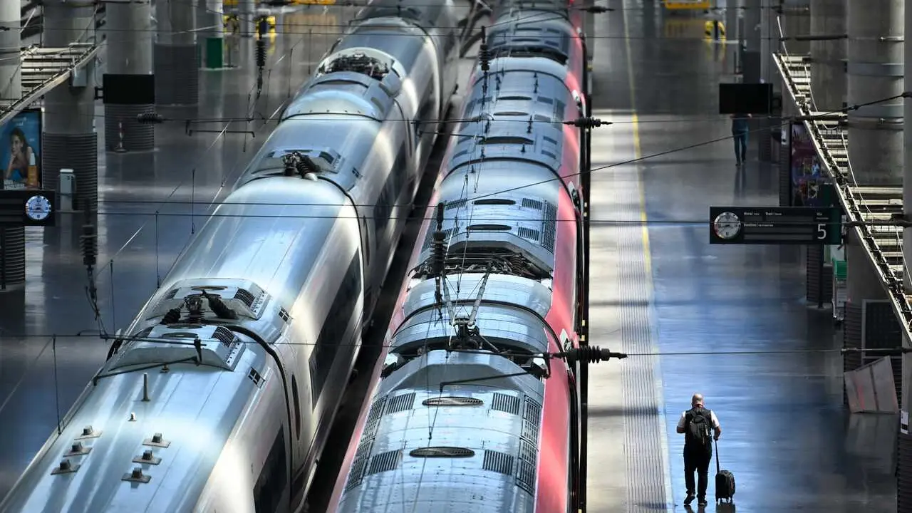 Una persona en un and&eacute;n de la Estaci&oacute;n de Madrid Puerta de Atocha - Almudena Grandes, a 31 de julio de 2026, en Madrid (Espa&ntilde;a). Renfe afrontar&aacute; la operaci&oacute;n salida de las vacaciones de agosto con unos servicios m&iacute;nimos del 73% en los trenes de alta veloc