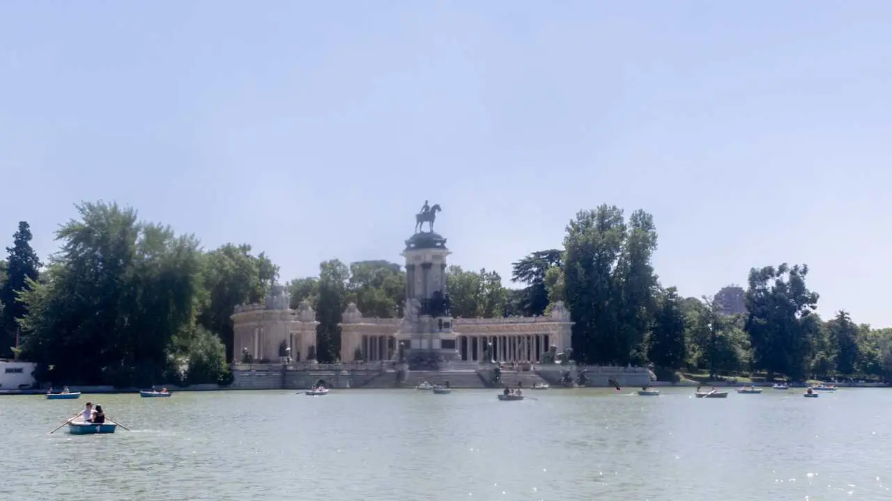 Archivo - Barcas en el estanque del Parque de El Retiro, en Madrid (Espa&ntilde;a). 