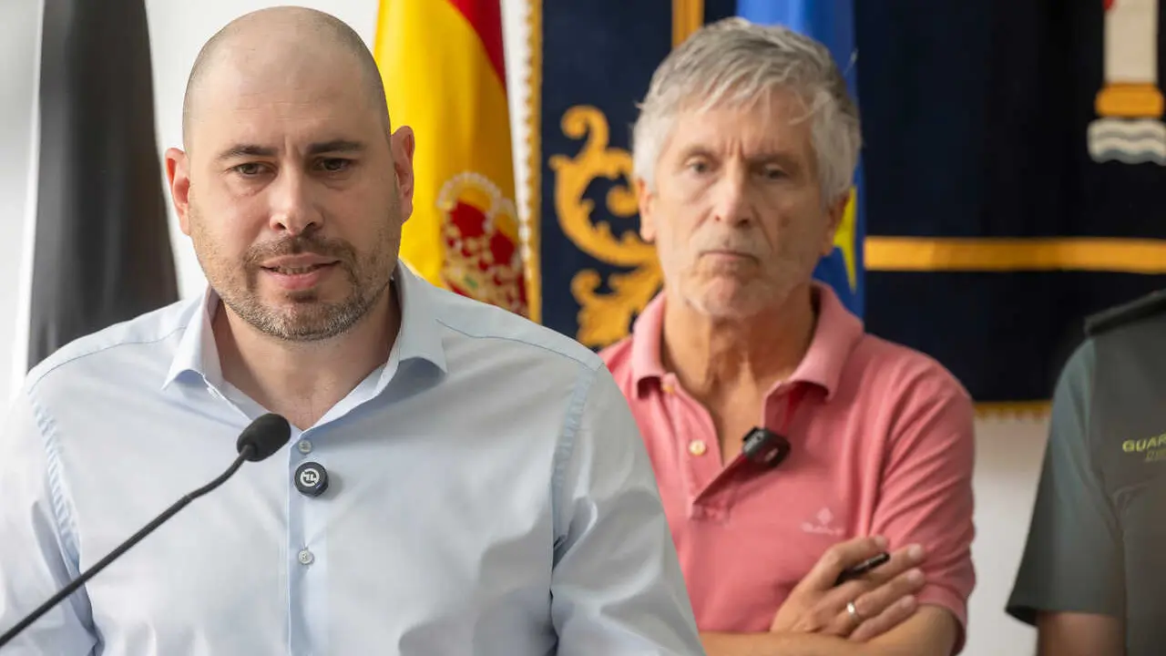 El ministro del Interior, Fernando Grande-Marlaska (i), acompa&ntilde;ado del delegado del Gobierno en Ceuta, Miguel &Aacute;ngel P&eacute;rez (d), ofrece declaraciones a los medios, en la sede de la Delegaci&oacute;n del Gobierno, a 1 de agosto de 2026, en Ceuta (Espa&ntilde;a). Marlaska 