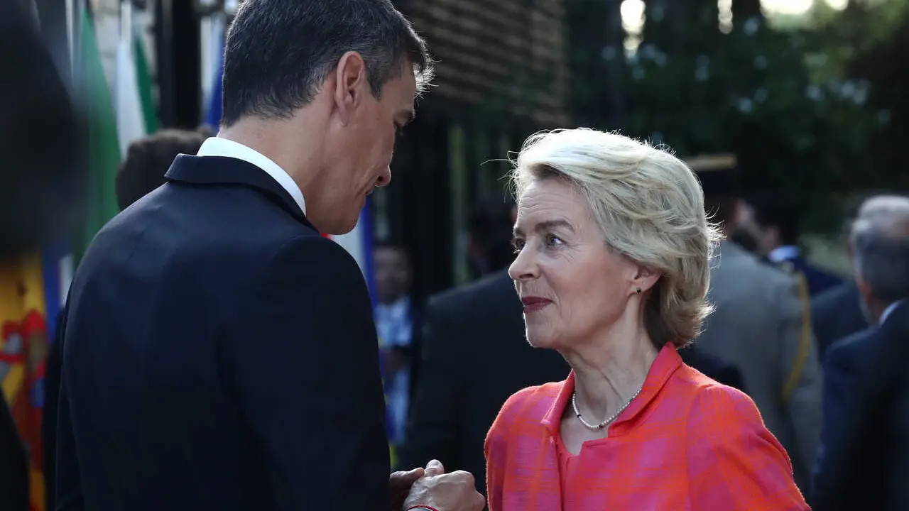 Archivo - El presidente del Gobierno, Pedro S&aacute;nchez y la presidenta de la Comisi&oacute;n Europea, Ursula Von der Leyen, durante la Cumbre del MED9, a 11 de octubre de 2024, en Pafos (Chipre)