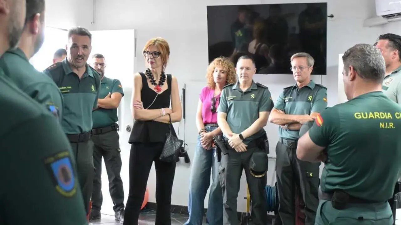 Sabrina Moh, delegada del Gobierno en Melilla, junto a efectivos de la Guardia Civil