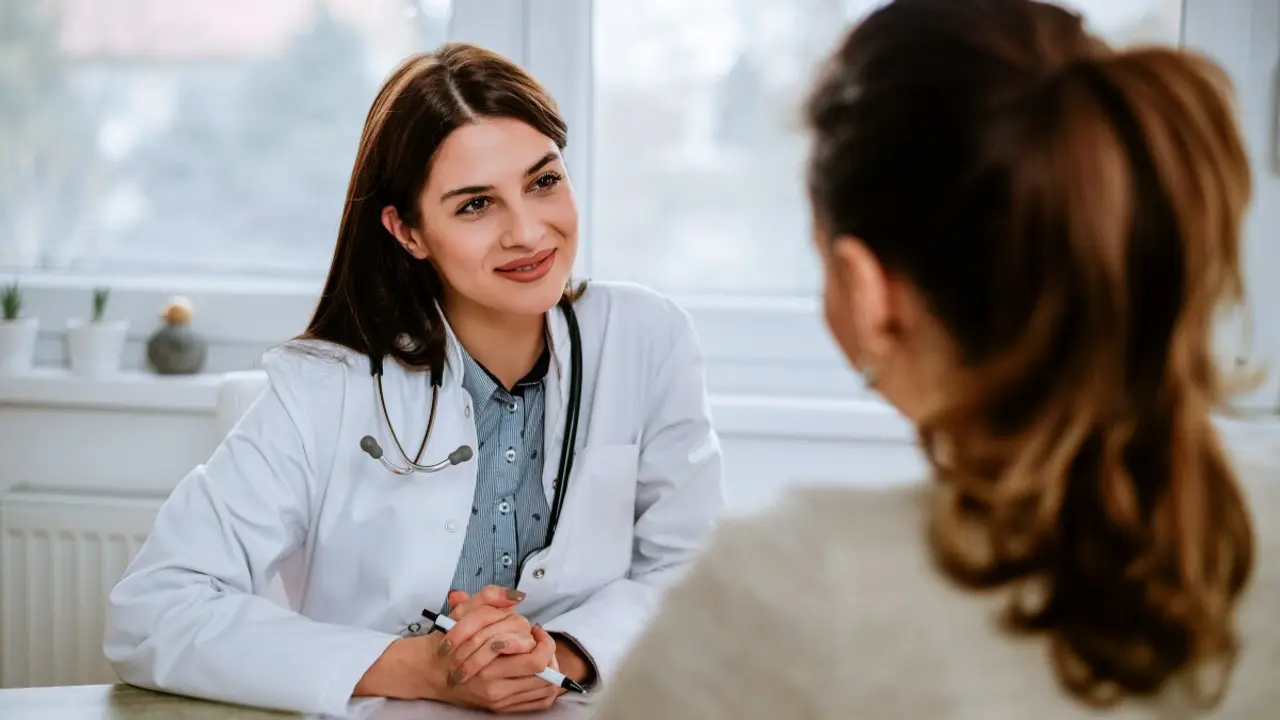 Mujer en el m&eacute;dico