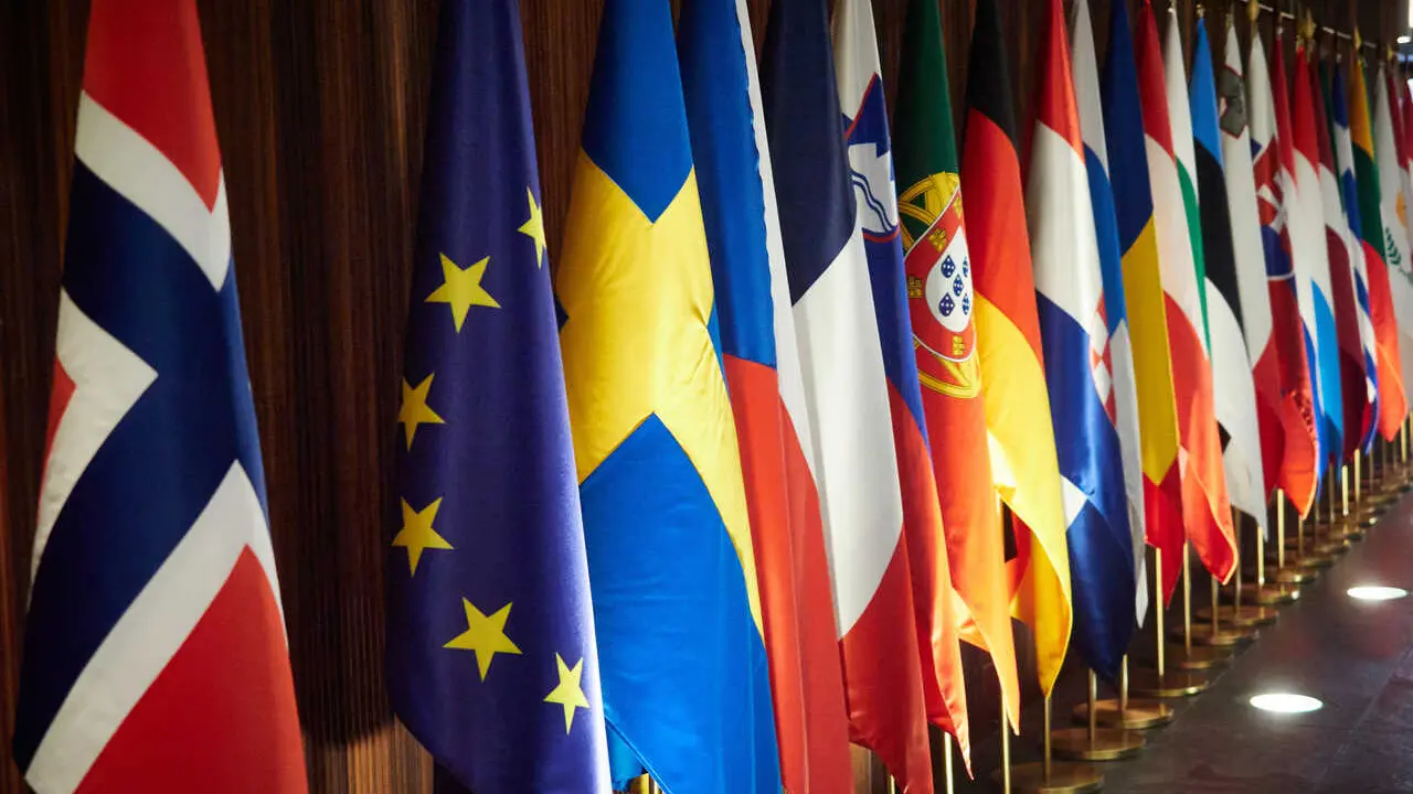 Archivo - Imagen de archivo de la bandera de la Uni&oacute;n Europea junto a varias banderas de los pa&iacute;ses pertenecientes.