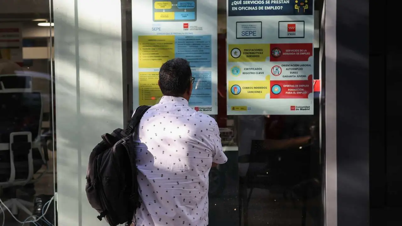 Archivo - Fachada de una Oficina de Empleo.