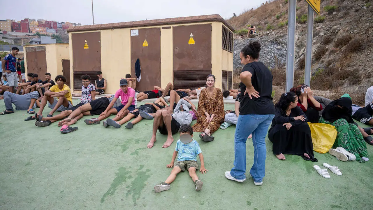 Mujeres y ni&ntilde;os migrantes en Ceuta.