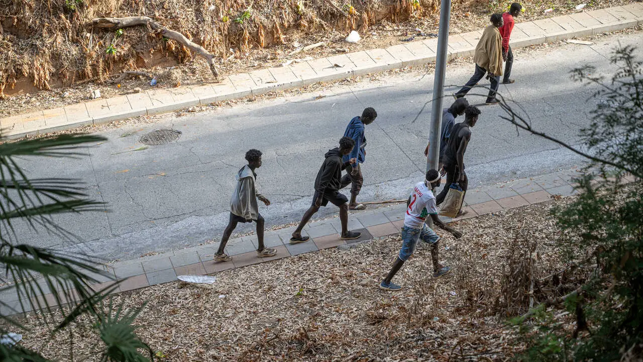 Varios migrantes, a 1 de agosto de 2026, en Ceuta (Espa&ntilde;a). Tras la crisis migratoria desatada el pasado jueves 30 de julio, el flujo de personas cruzando a nado desde Marruecos a Ceuta ha finalmente cesado durante la ma&ntilde;ana de este s&aacute;bado.