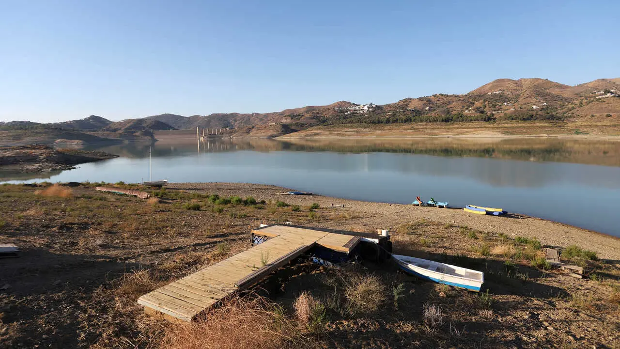 El pantano de La Vi&ntilde;uela situado en el t&eacute;rmino de V&eacute;lez M&aacute;laga se acerca a sus cifras m&iacute;nimas hist&oacute;ricas donde el embalse se encuentra al 12% de su capacidad, donde no llueve desde el pasado invierno y abastece a cerca de doscientos mil habitantes de 14 municipios a 8 de agosto de 2022 en M&aacute;laga, Andaluc&iacute;a.