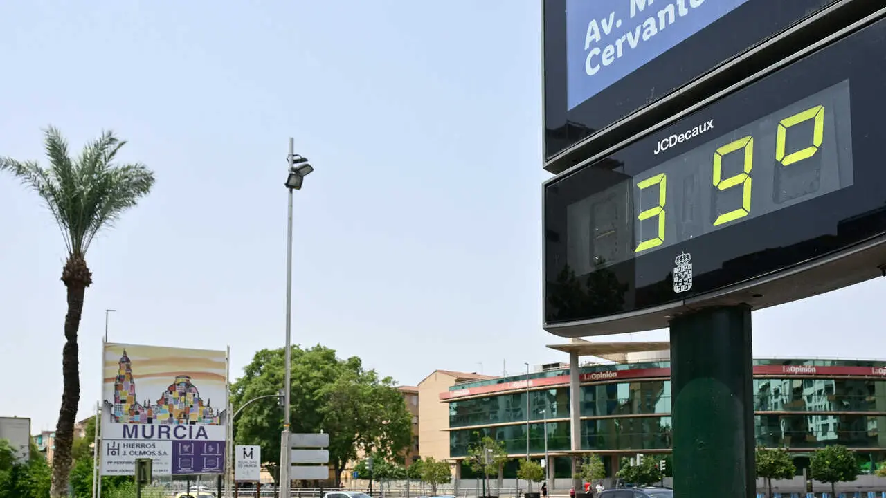 Murcia, 22 Jul. (EUROPA PRESS).- Varias personas se protegen del intenso calor con abanicos mientras un term&oacute;metro marca altas temperaturas en el centro de Murcia, este martes 22 de julio, durante un nuevo episodio de ola de calor que afecta a la Regi&oacute;n de Murcia. Foto: Kiko Asunci&oacute;n / Europa Press.