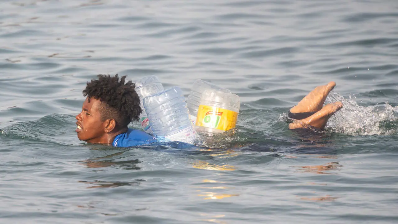 Un migrante intenta cruzar a Espa&ntilde;a desde Marruecos, a 31 de julio de 2026, en Ceuta (Espa&ntilde;a). 