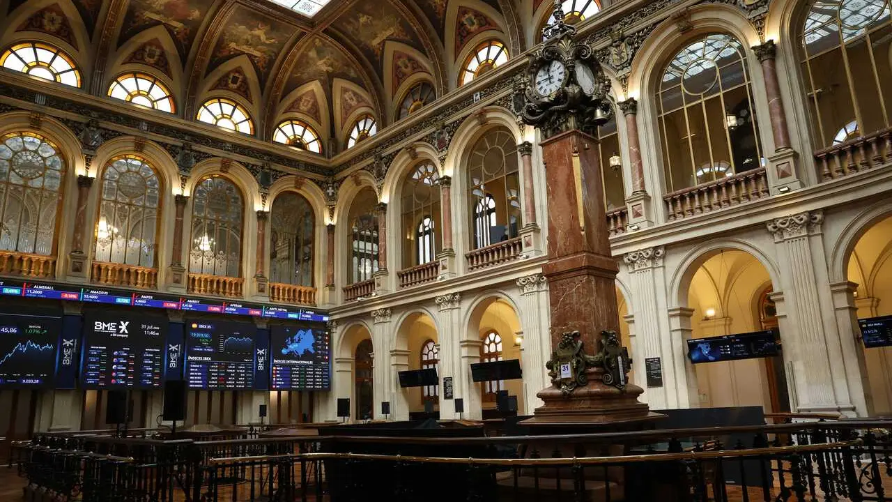 Paneles del Ibex en el Palacio de la Bolsa de Madrid, a 31 de julio de 2026, en Madrid (Espa&ntilde;a). 