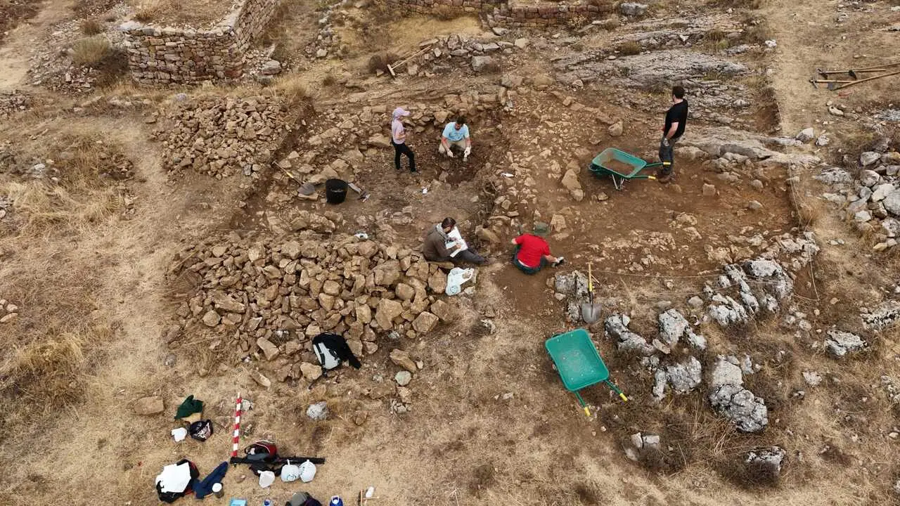 Campa&ntilde;a de excavaci&oacute;n arqueol&oacute;gica en el yacimiento de La Pe&ntilde;a del Castro (La Ercina), en la provincia de Le&oacute;n, durante la campa&ntilde;a de 2025.