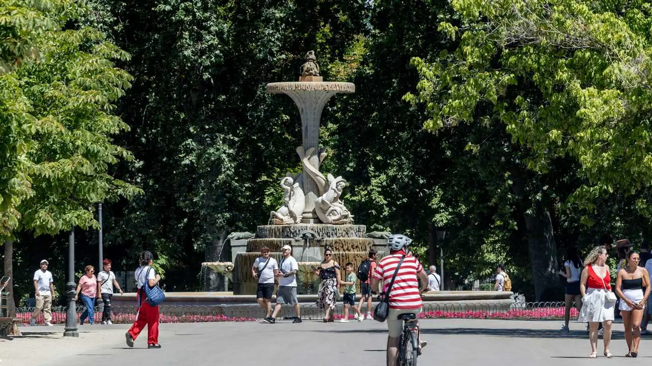 Archivo - Varias personas en el Parque de El Retiro, a 18 de julio de 2025, en Madrid (Espa&ntilde;a). 