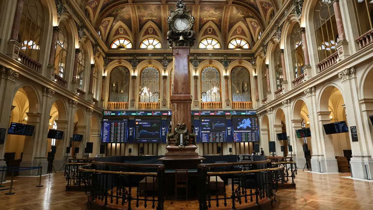 Paneles del Ibex en el Palacio de la Bolsa de Madrid, a 31 de julio de 2026, en Madrid (Espa&ntilde;a). 