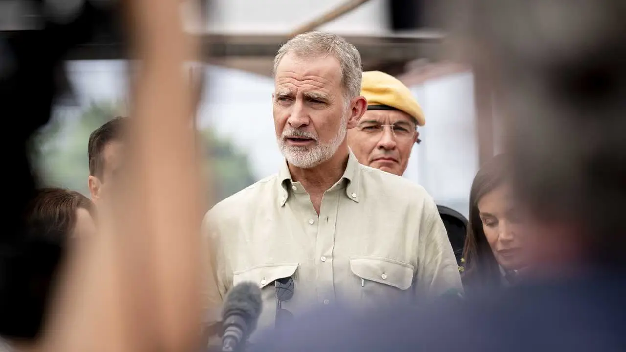 El Rey Felipe VI durante la visita a los evacuados por el incendio de la sierra oeste, en el polideportivo La Chopera, a 26 de julio de 2026, en Villamanta, Madrid (Espa&ntilde;a). Los Reyes visitan el centro deportivo para conocer la  situaci&oacute;n de los afectados