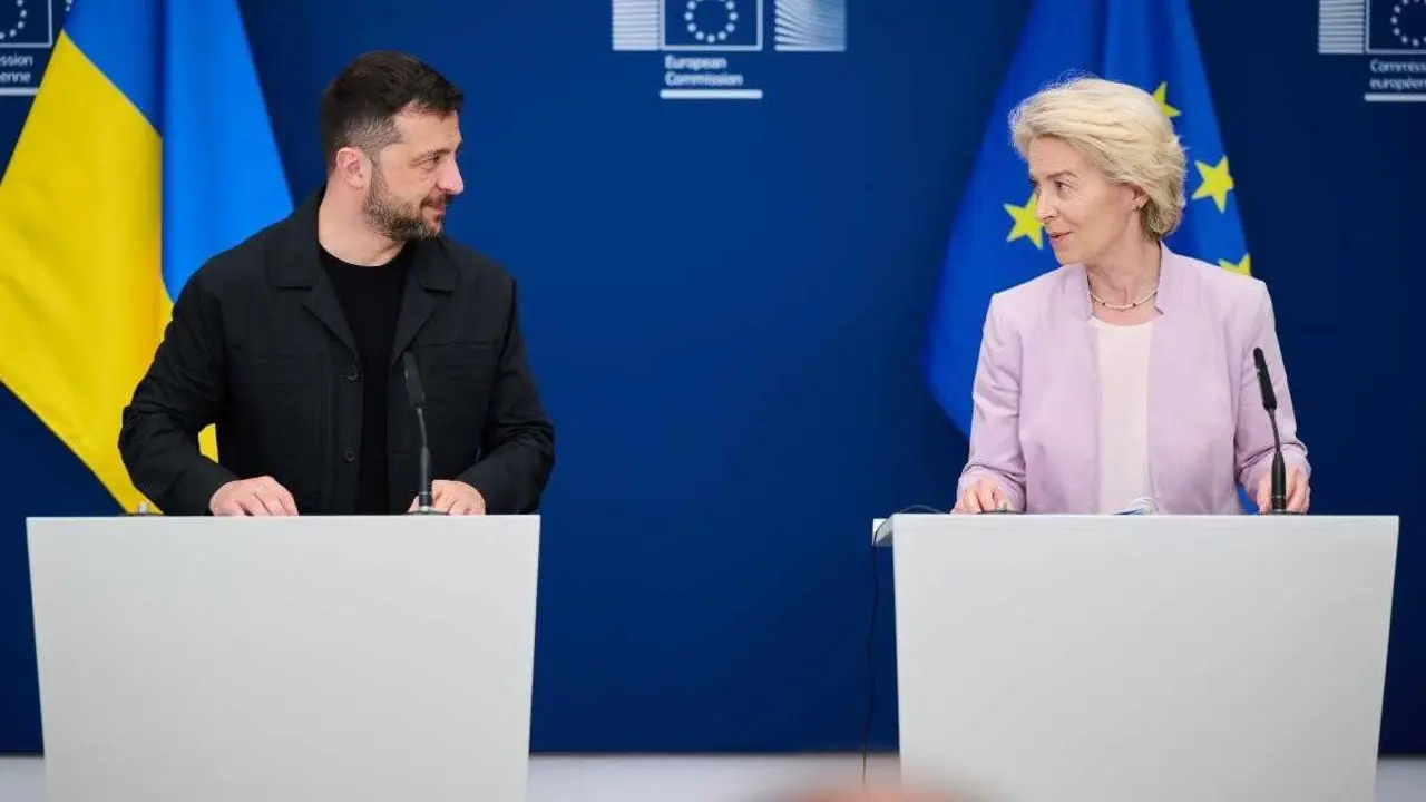Archivo - El presidente de Ucrania, Volodimir Zelenski, y la presidenta de la Comisi&oacute;n Europea, Ursula von der Leyen, durante una rueda de prensa tras su reuni&oacute;n.