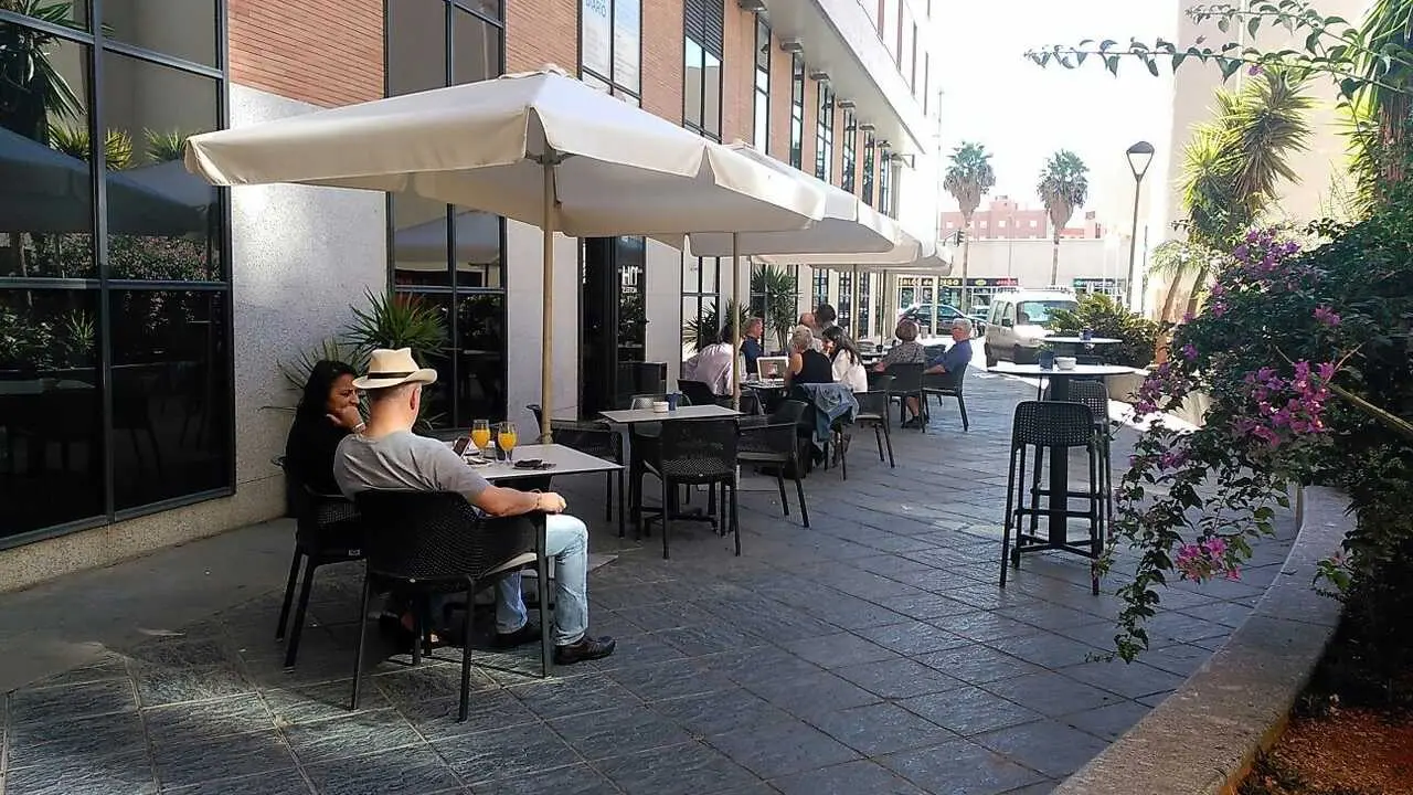 Archivo - Terraza de un hotel en Almer&iacute;a