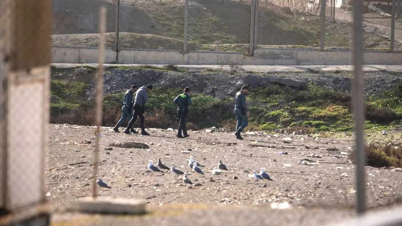 Archivo - Agentes de la Guardia Civil rescatan a una persona migrante en la playa del Tarajal, a 3 de enero de 2025, en Ceuta (Espa&ntilde;a). 